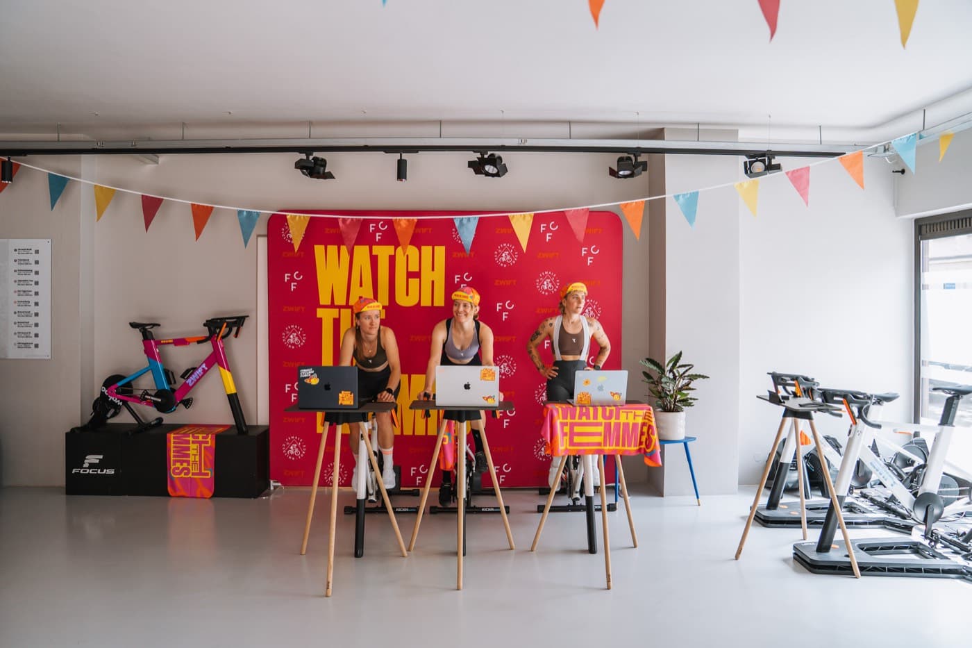 Das FCF Clubhouse für die Watchparty aufgebaut: Räder, Stehpulte und die Watch-the-Femmes-Wand