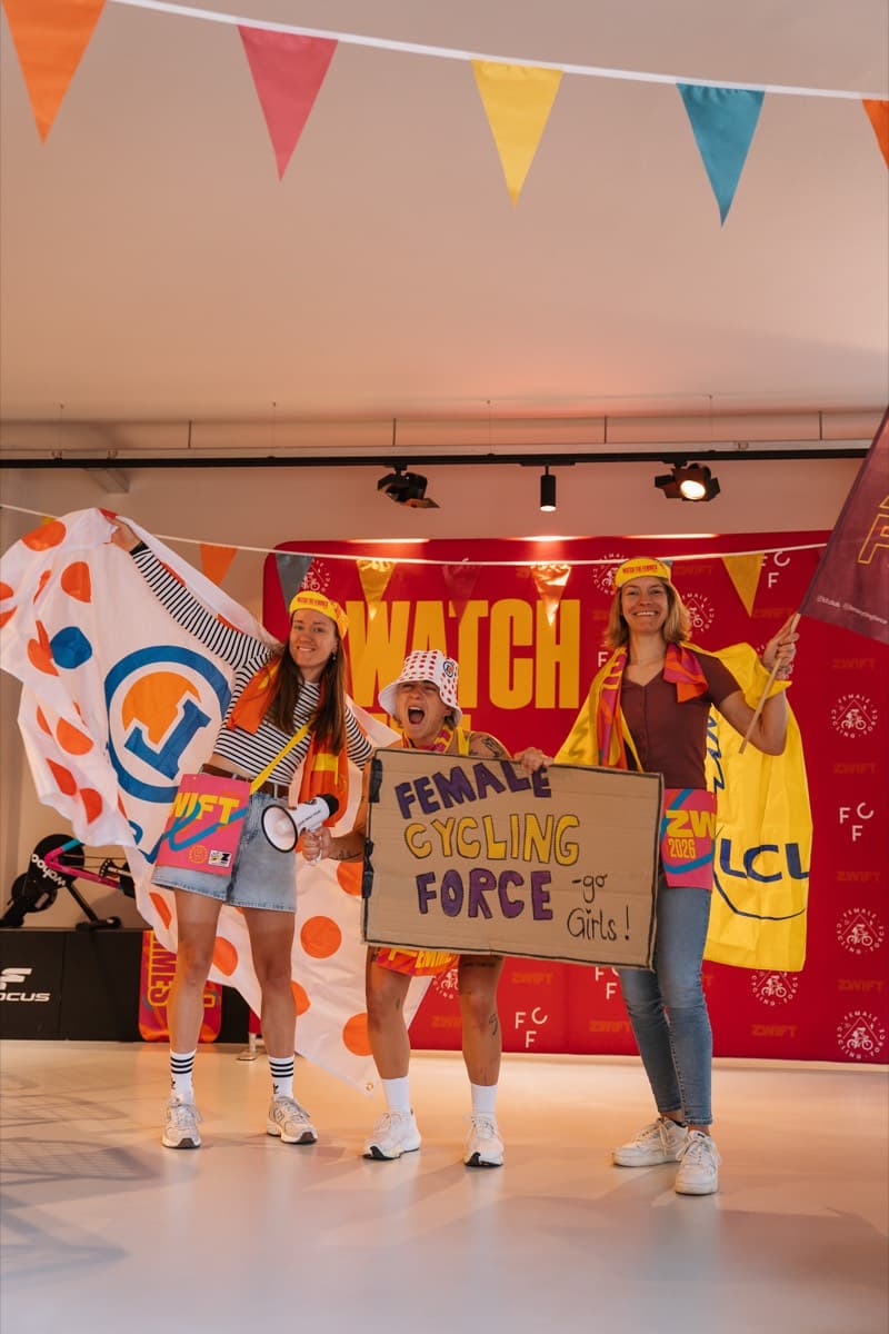 Drei FCF-Mitglieder mit Fahnen und einem selbstgemalten Female-Cycling-Force-Schild