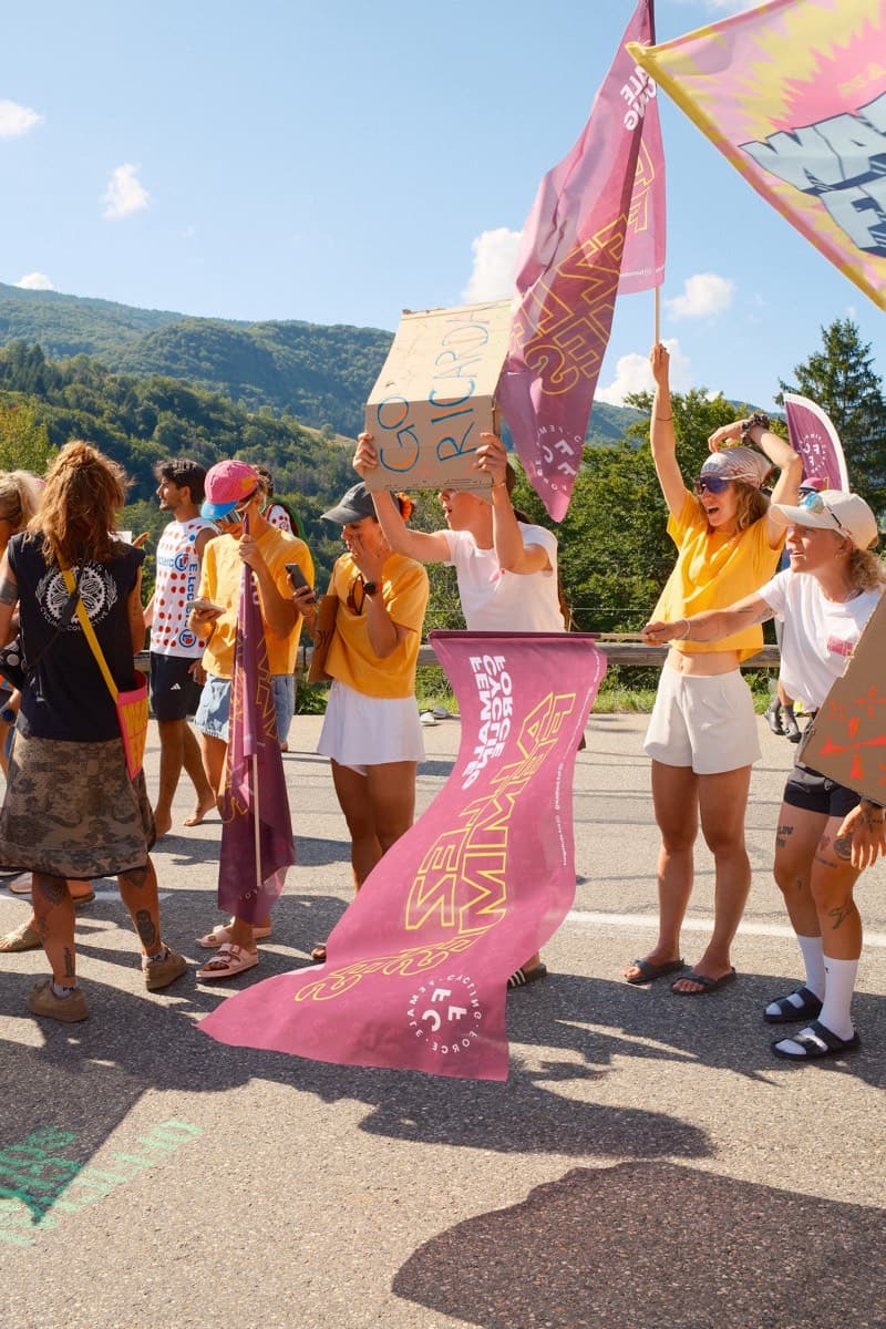Fans mit pinken Fahnen am Streckenrand der Tour de France Femmes
