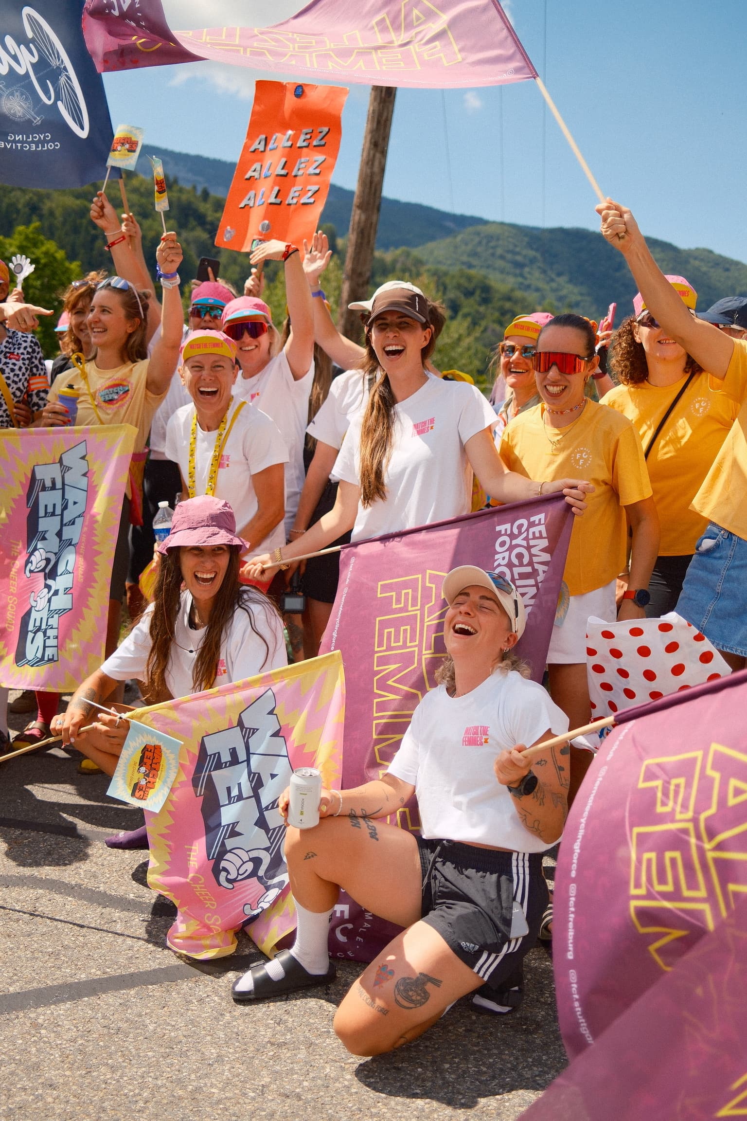 FCF-Community am Streckenrand der Tour de France Femmes, mit Fahnen und Bannern